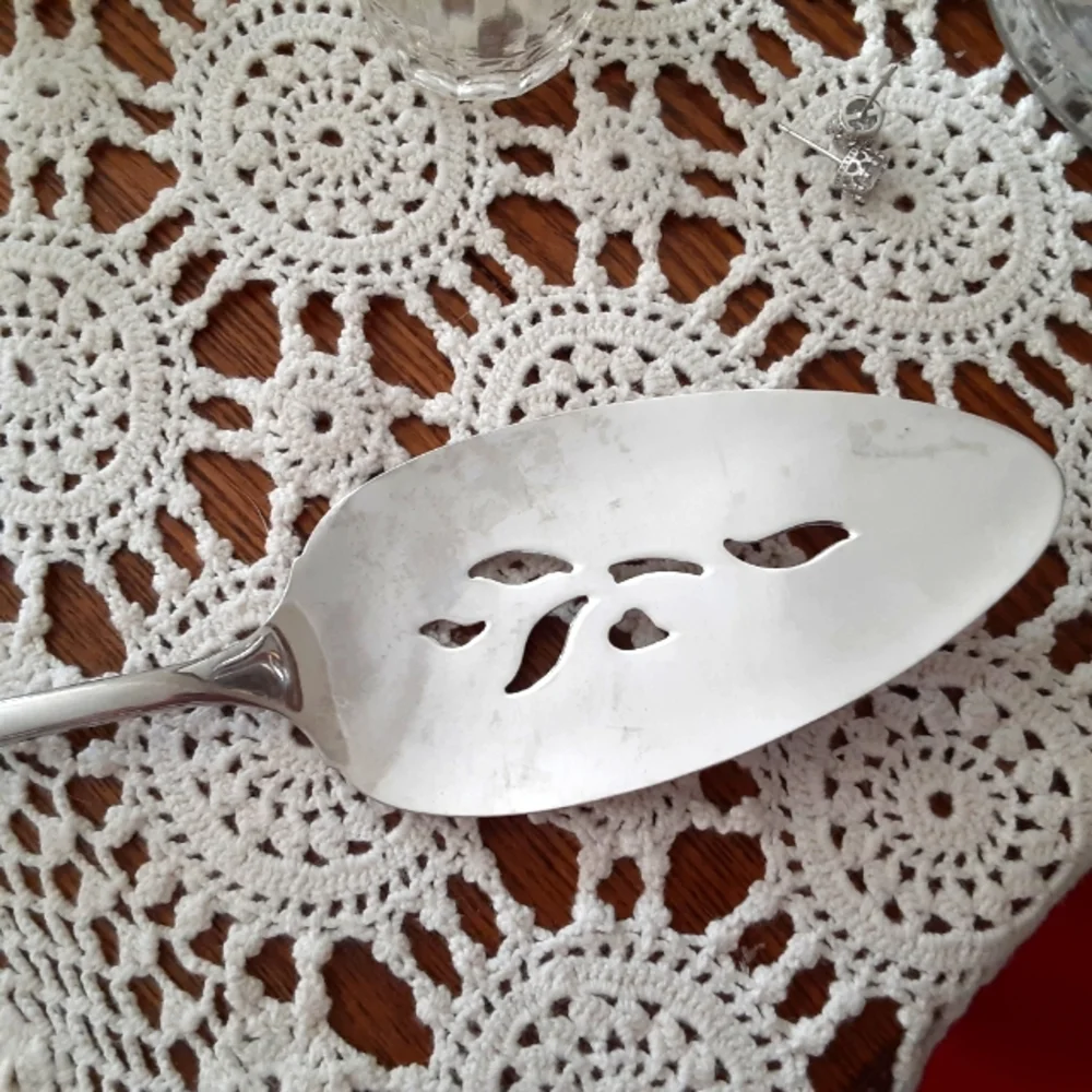 Oneida 1980s My Rose Pierced Pie Server